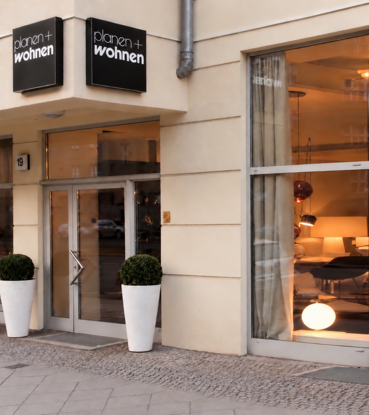 Ladeneingang von planen + wohnen in der Torstraße 19 in Berlin