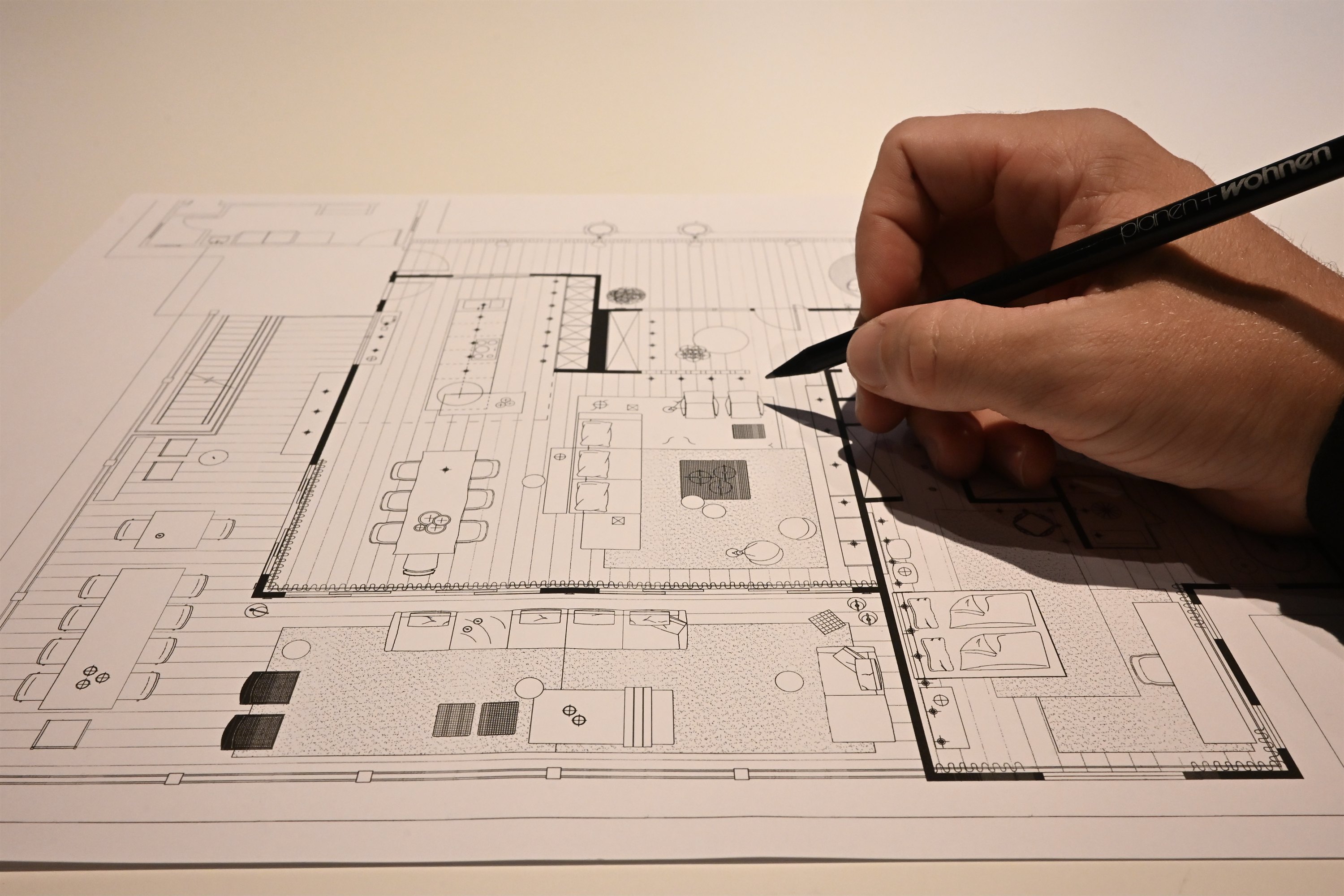 Grundriss mit Möblierungsplanung und Zeichenstift