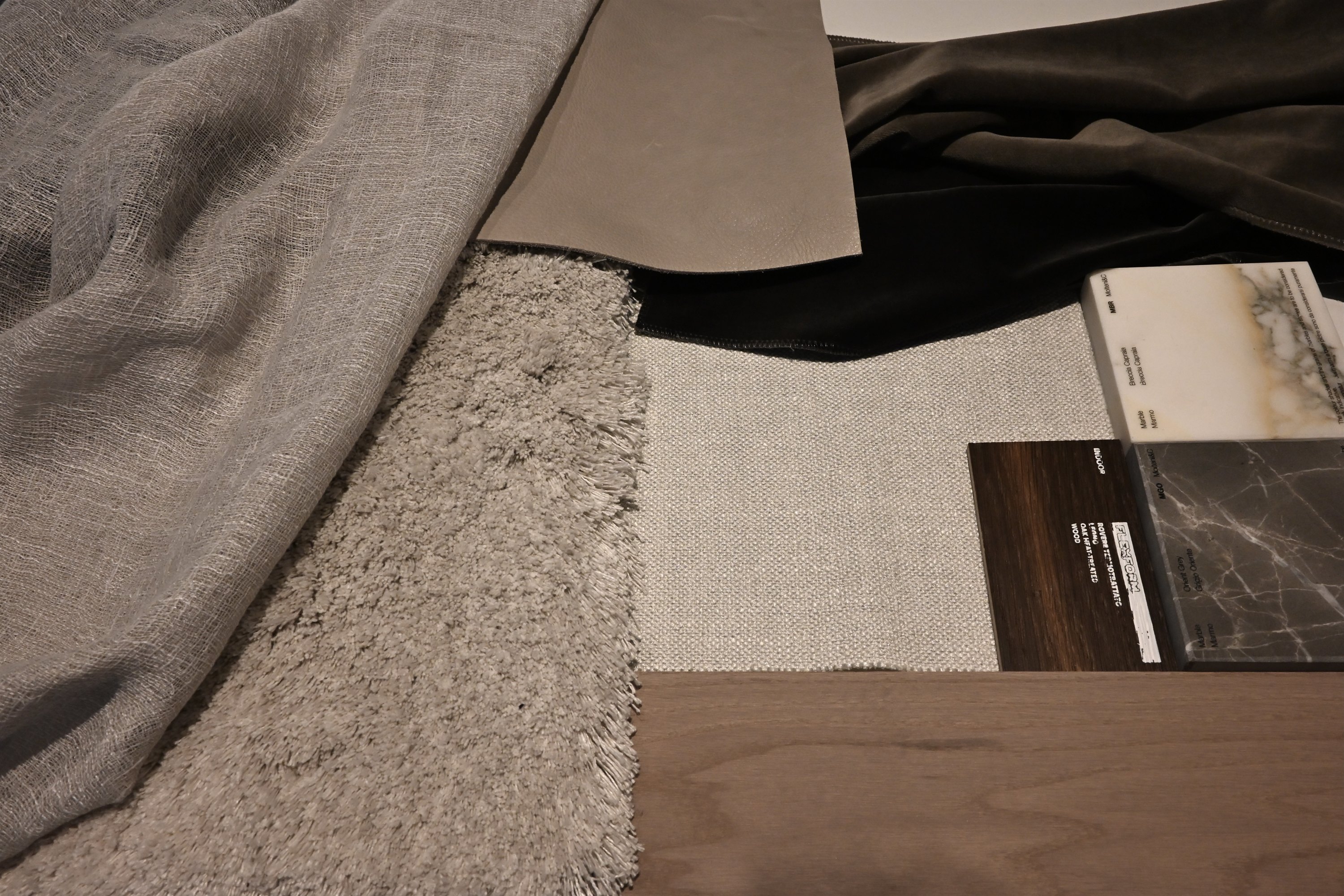 Materialmuster aus Stoff, Leder, Teppich, Marmor und Holz
